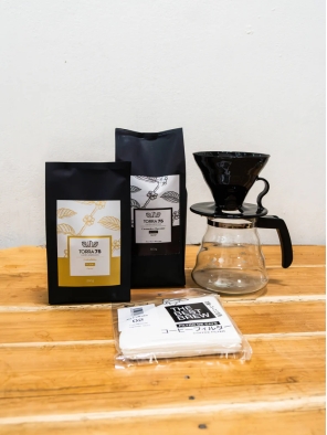 Torra 75 Coffee Lover - 1 pacote 500 g chocolate e caramelo + 1 pacote 250 g Frutadinho+ 1 jarra de vidro tipo colmeia + 1 suporte para filtro N°2 + 1 pacote filtro N° unidades Torra 75 Coffee Lover - 1 pacote 500 g chocolate e caramelo + 1 pacote 250 g Frutadinho+ 1 jarra de vidro tipo colmeia + 1 suporte para filtro N°2 + 1 pacote filtro N° unidades