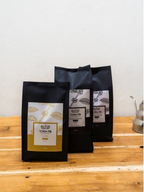 Torra 75 Especial pro dia a dia - 2 Cafés epeciais chocolate & caramelo 500 g + 1 café especial Frutadinho 250 g Torra 75 Especial pro dia a dia - 2 Cafés epeciais chocolate & caramelo 500 g + 1 café especial Frutadinho 250 g