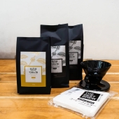 Torra 75 Favoritos - 2 Pacotes de cafe especial chocolate e caramelo 250g + 1 pacote café especial Frutadinho 250 g + suporte para filtro N°02 + 1 pacote de filtros N° 2 para V60