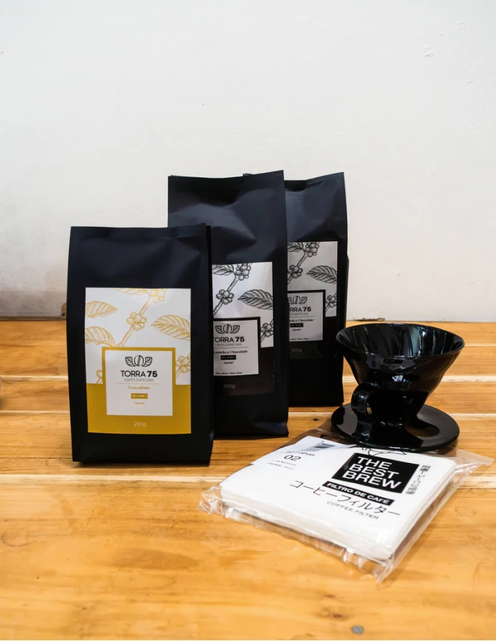 Torra 75 Favoritos - 2 Pacotes de cafe especial chocolate e caramelo 250g + 1 pacote café especial Frutadinho 250 g + suporte para filtro N°02 + 1 pacote de filtros N° 2 para V60