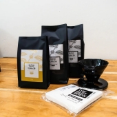Torra 75 Favoritos - 2 Pacotes de cafe especial chocolate e caramelo 250g + 1 pacote café especial Frutadinho 250 g + suporte para filtro N°02 + 1 pacote de filtros N° 2 para V60