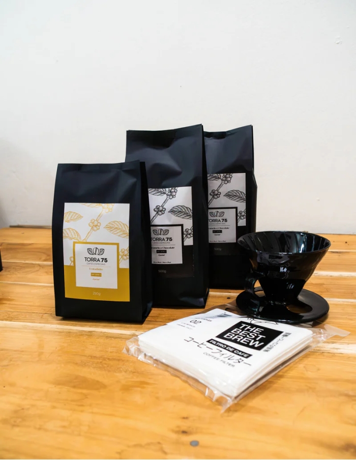 Torra 75 Favoritos - 2 Pacotes de cafe especial chocolate e caramelo 250g + 1 pacote café especial Frutadinho 250 g + suporte para filtro N°02 + 1 pacote de filtros N° 2 para V60
